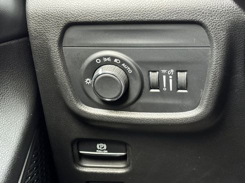 Used 2023 Jeep Grand Cherokee Laredo image 31