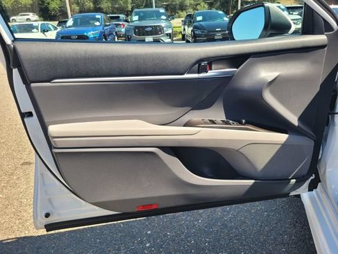 Used 2022 Toyota Camry SE FWD image 16