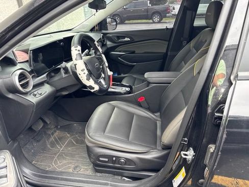 Used 2025 Chevrolet Trax ACTIV w/ Sunroof Package FWD image 3