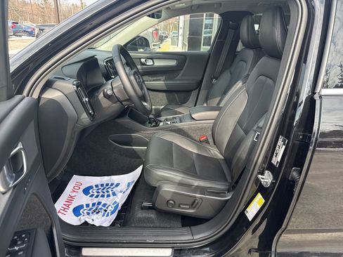 Used 2025 Volvo XC40 B5 Core image 9