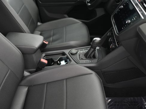 Used 2020 Volkswagen Tiguan SE w/ Panoramic Sunroof Package image 18