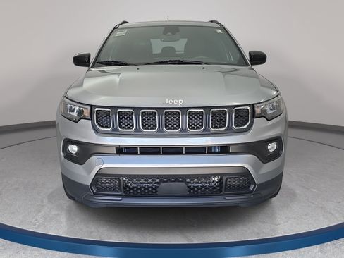 Used 2024 Jeep Compass Latitude w/ Convenience Group AWD/4WD image 2
