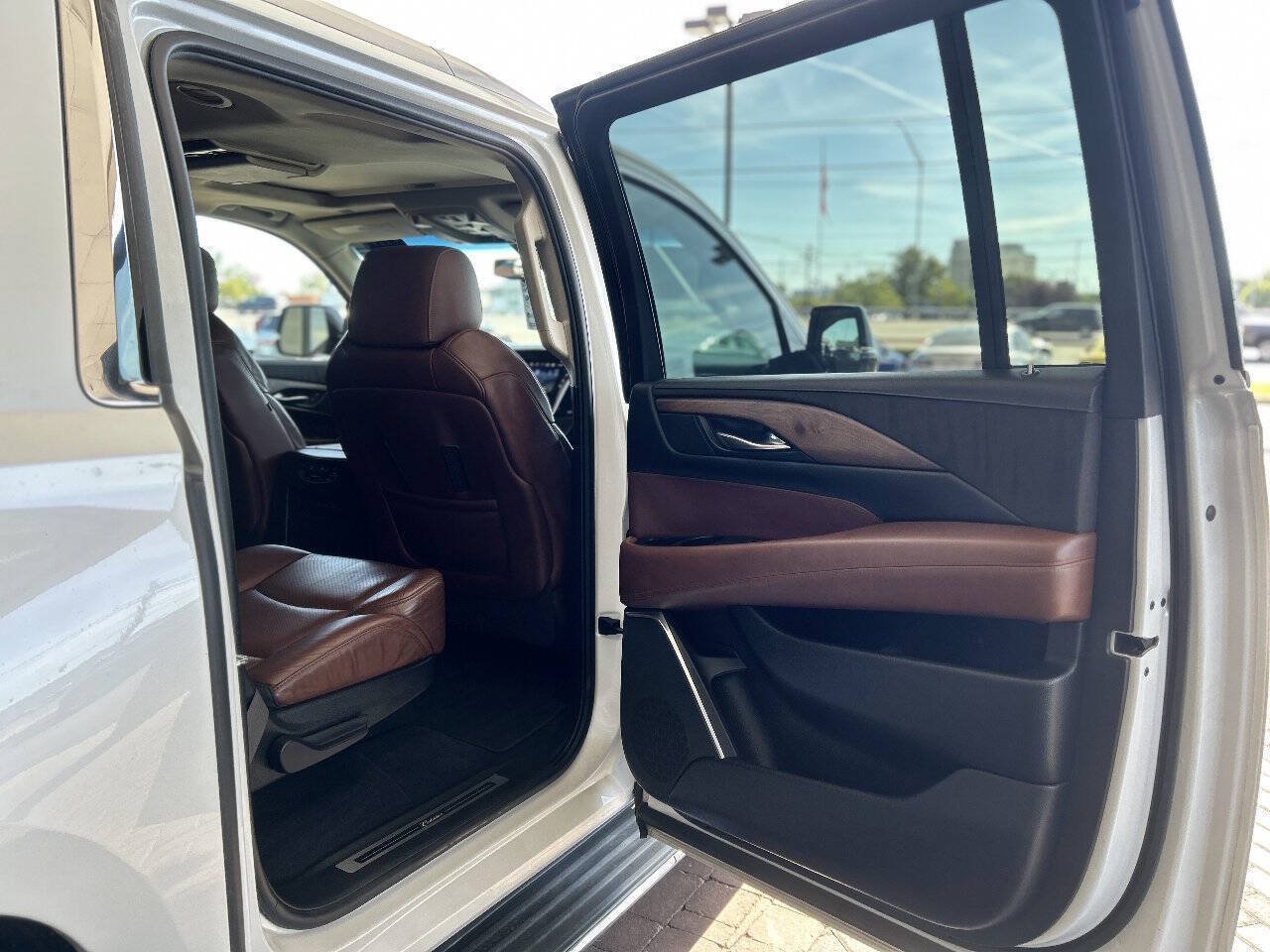 Used 2017 Cadillac Escalade ESV Luxury AWD/4WD image 49
