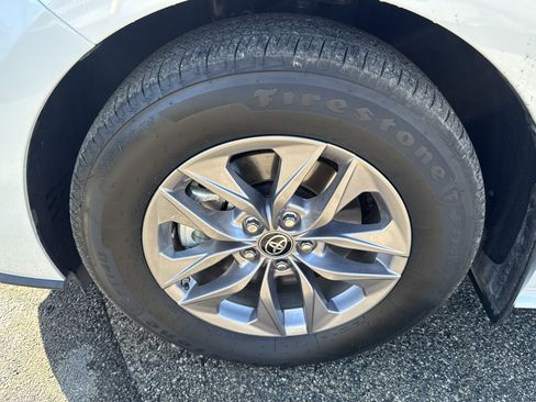 Used 2025 Toyota Sienna XLE image 9