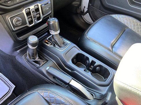 Used 2022 Jeep Wrangler Unlimited Sahara AWD/4WD image 15
