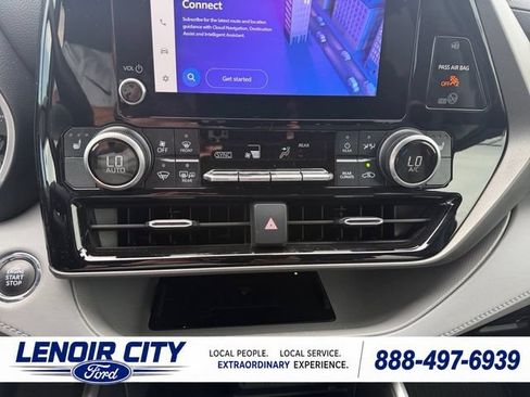Used 2023 Toyota Highlander XLE AWD/4WD image 25