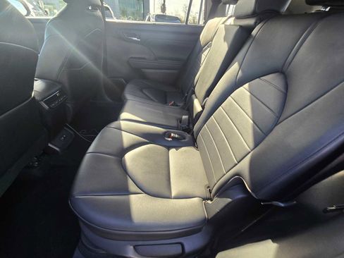 Used 2020 Toyota Highlander XLE image 21