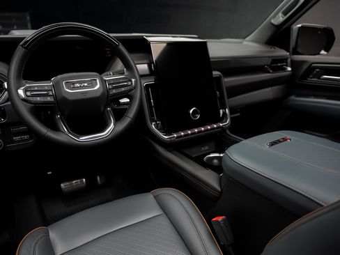 Used 2025 GMC Yukon AT4 AWD/4WD image 2