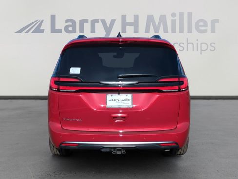 New 2026 Chrysler Pacifica Pinnacle image 4