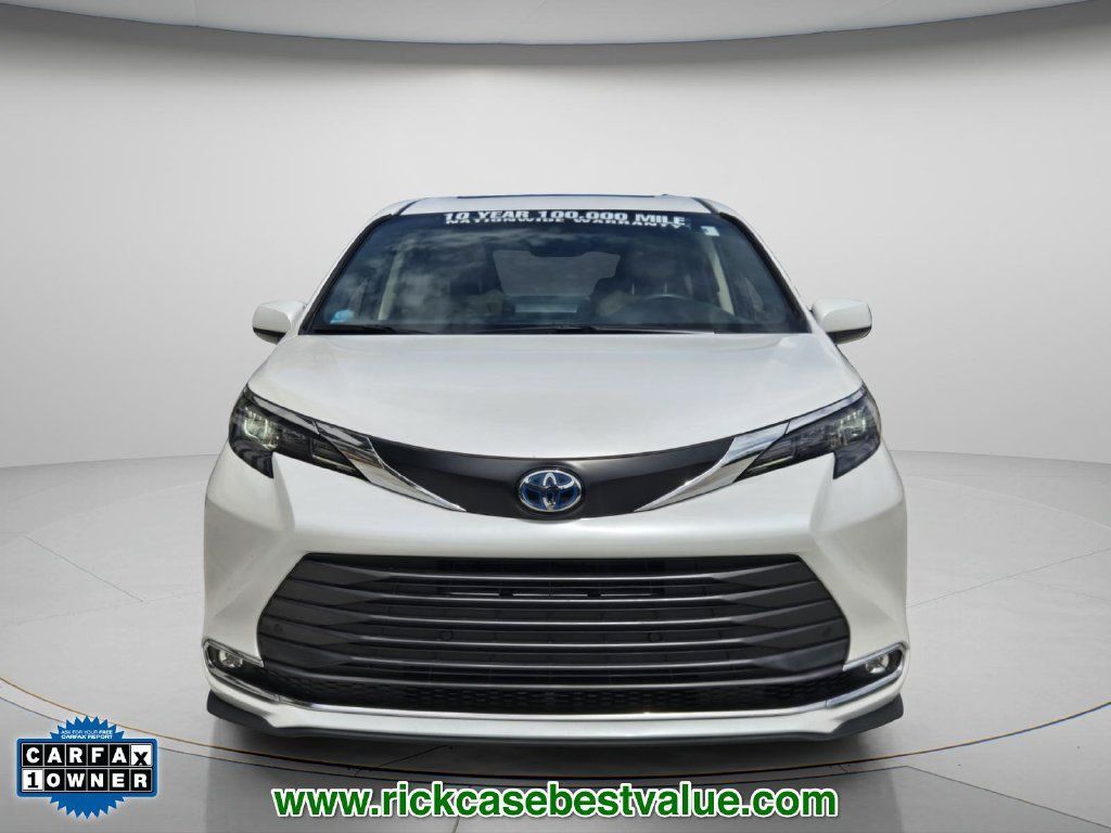 Used 2024 Toyota Sienna XLE FWD image 5
