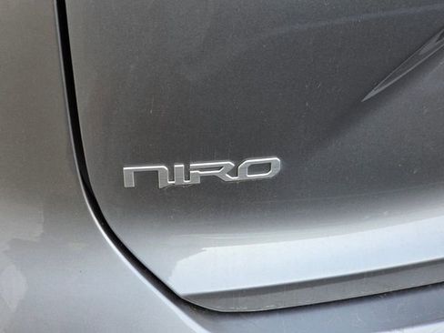 Used 2025 Kia Niro LX image 8