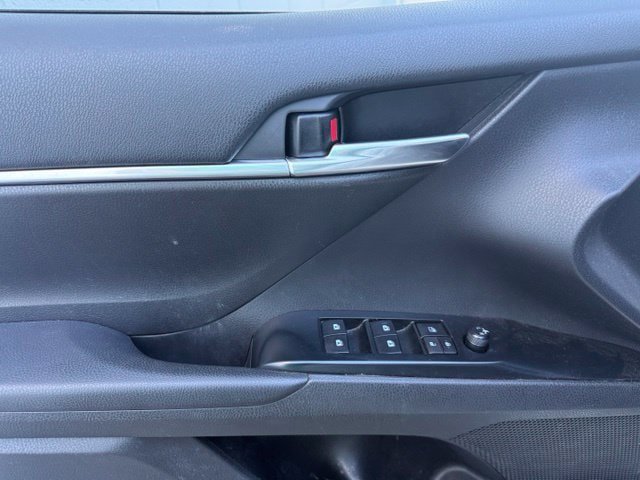 Used 2020 Toyota Camry SE w/ Blackout Package FWD image 20