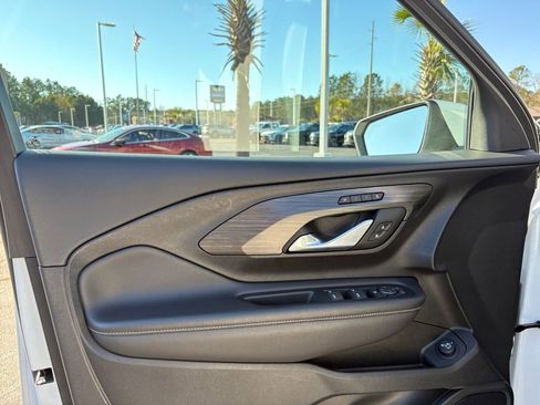 Used 2023 GMC Terrain SLT image 13