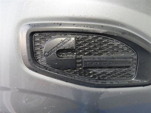 Used 2019 Nissan Titan SV w/ SV Convenience Package AWD/4WD image 15
