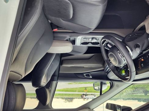 Used 2026 Kia Carnival LXS FWD image 4