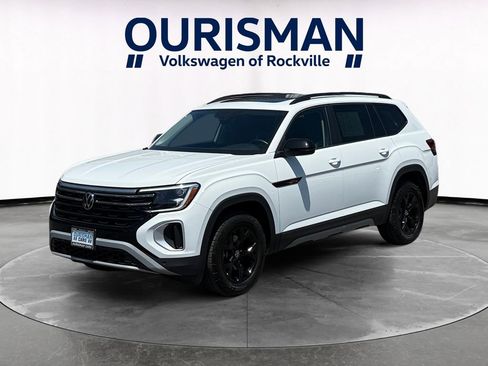Used 2025 Volkswagen Atlas Peak Edition SE AWD/4WD image 2
