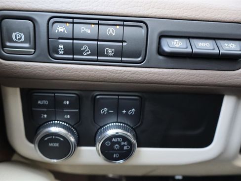 Used 2023 GMC Yukon XL Denali image 12