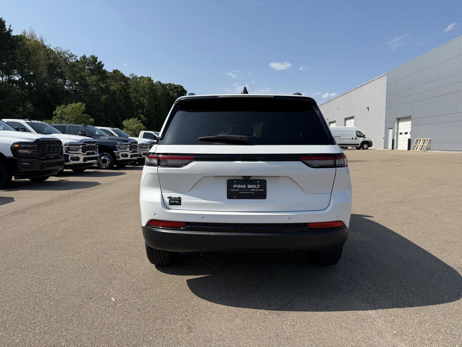 Certified 2024 Jeep Grand Cherokee Altitude AWD/4WD image 5