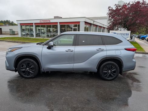 Used 2022 Toyota Highlander XLE AWD/4WD image 2