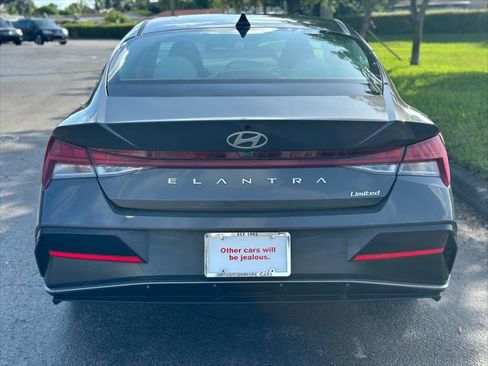 Used 2025 Hyundai Elantra Limited FWD image 7