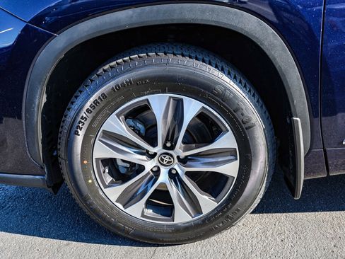 Used 2020 Toyota Highlander XLE AWD/4WD image 32