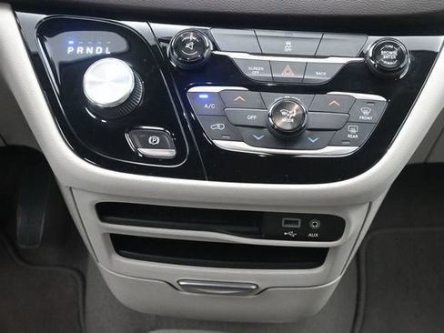 Used 2017 Chrysler Pacifica Touring w/ Tire & Wheel Group FWD image 22