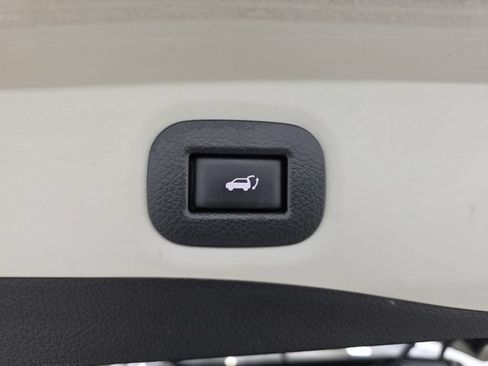 Used 2016 Nissan Rogue SV w/ SV Premium Package AWD/4WD image 35