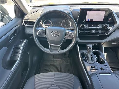 Used 2024 Toyota Highlander LE AWD/4WD image 10
