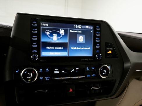 Used 2021 Toyota Highlander XLE image 17