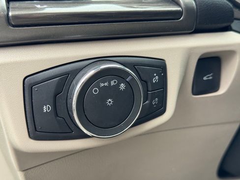 Used 2017 Ford Fusion SE w/ Fusion SE Technology Package FWD image 25