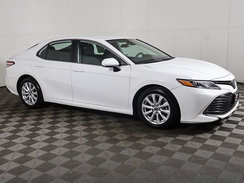 Used 2019 Toyota Camry LE FWD image 11
