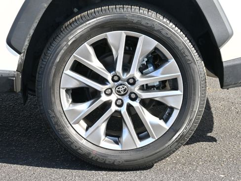 Used 2022 Toyota RAV4 XLE Premium image 31