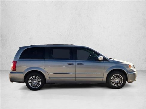 Used 2016 Chrysler Town & Country Touring-L image 4