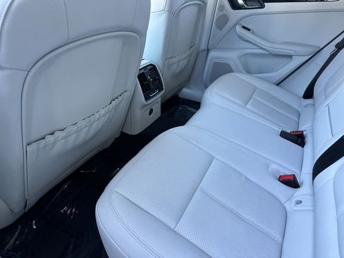 Certified 2025 Porsche Macan AWD/4WD image 13