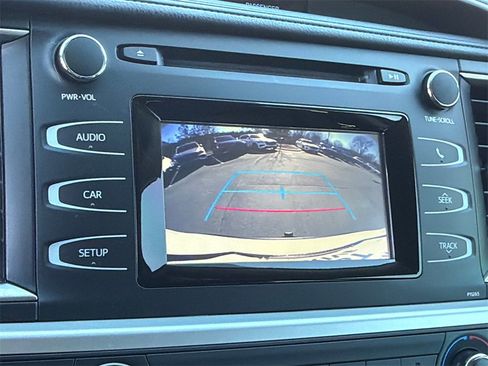 Used 2016 Toyota Highlander LE image 30