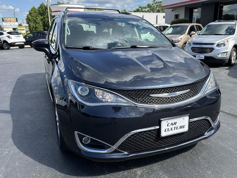 Used 2019 Chrysler Pacifica Touring-L FWD image 4