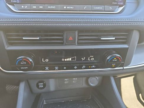 Used 2024 Nissan Rogue SV image 4