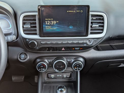 Used 2024 Hyundai Venue Limited image 24