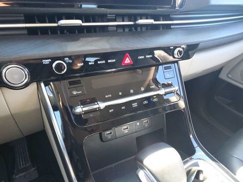 Used 2022 Kia Carnival EX FWD image 23