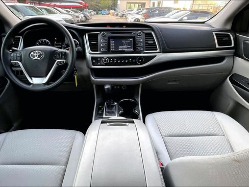 Used 2017 Toyota Highlander LE image 13