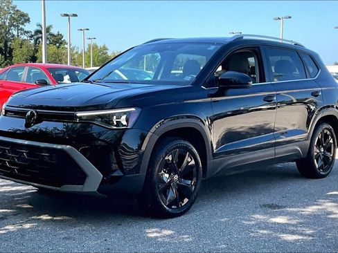 Certified 2025 Volkswagen Taos SE w/ Panoramic Sunroof Package image 9