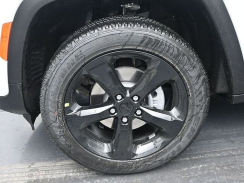 New 2025 Jeep Grand Cherokee Altitude AWD/4WD image 38