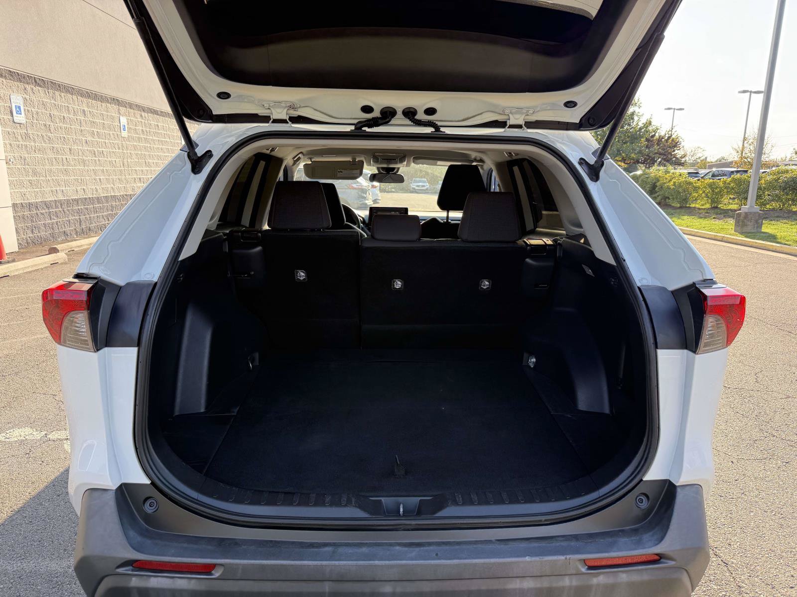 Used 2020 Toyota RAV4 LE FWD image 27