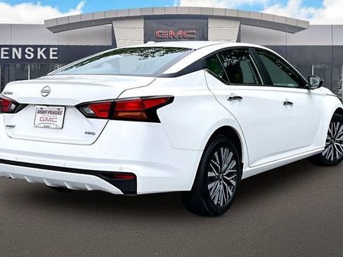 Used 2025 Nissan Altima 2.5 SV AWD/4WD image 2