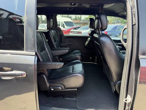 Used 2011 Dodge Grand Caravan R/T w/ Entertainment Group 1 FWD image 16