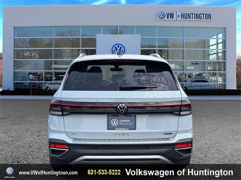 Certified 2025 Volkswagen Taos SE w/ Panoramic Sunroof Package image 5