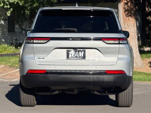 Used 2025 Jeep Grand Cherokee Altitude AWD/4WD image 5