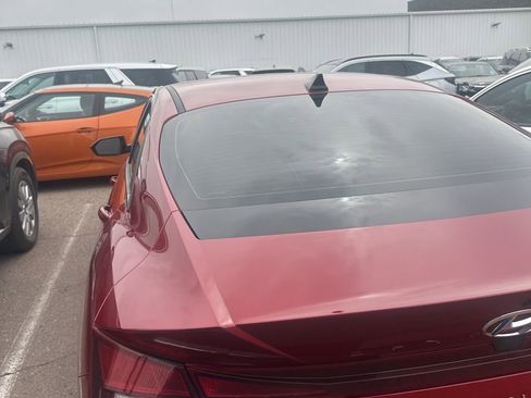 Used 2023 Hyundai Elantra SE image 4