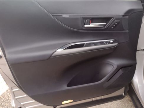 Used 2021 Toyota Venza XLE image 11