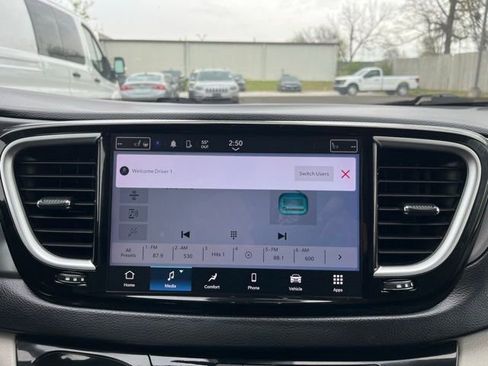 Used 2019 Chrysler Pacifica Touring-L FWD image 19